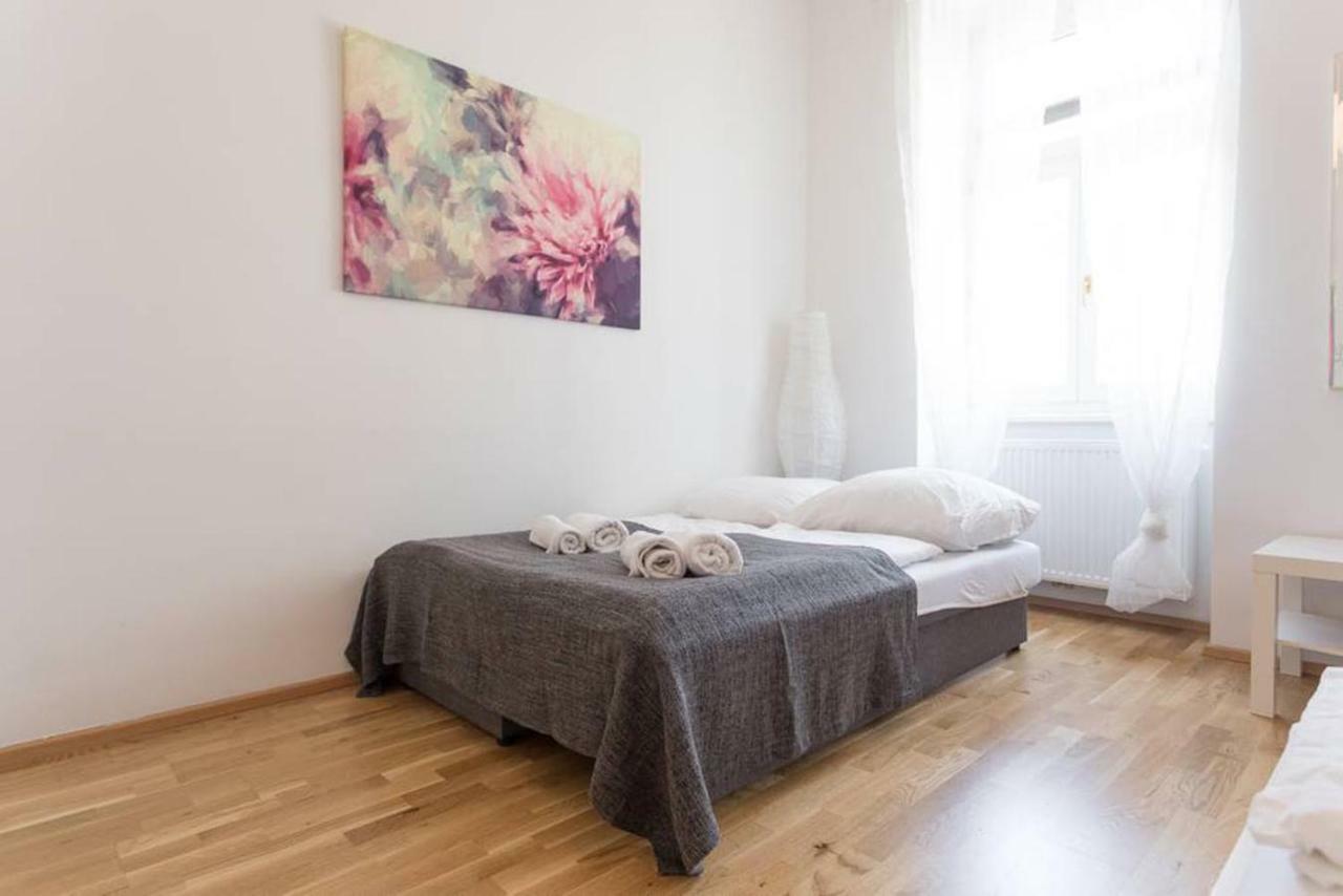 Spacious Station Apartament *