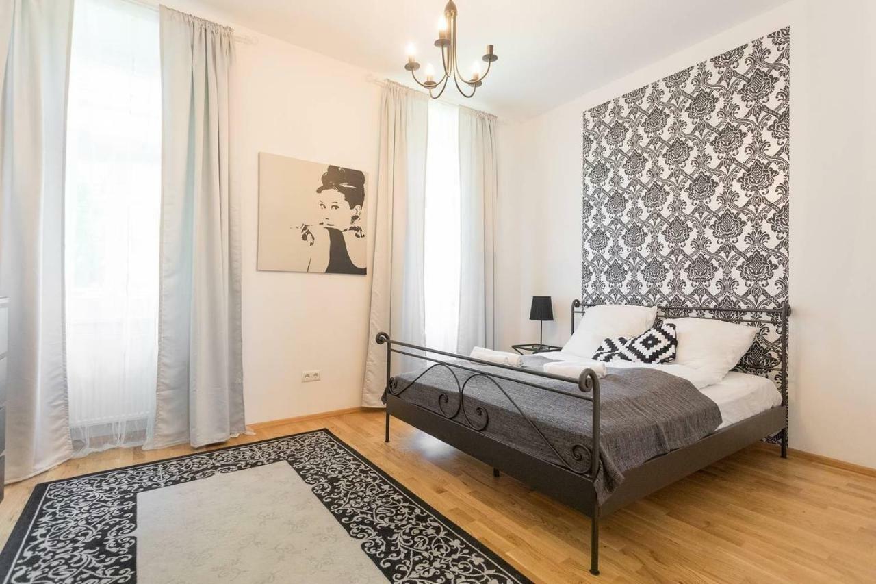 Spacious Station Apartament *
